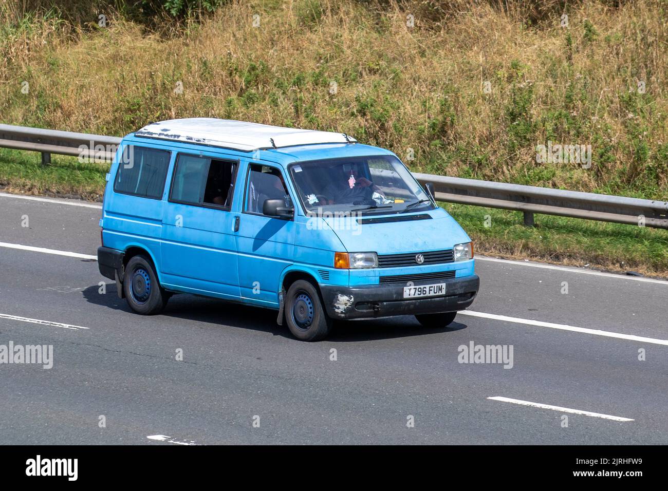 1999 90s, années quatre-vingt-dix bleu VW Volkswagen transporter 1000 SWB 1,9 TD; voyager sur l'autoroute M6 Royaume-Uni; voyager sur l'autoroute M6, Royaume-Uni Banque D'Images