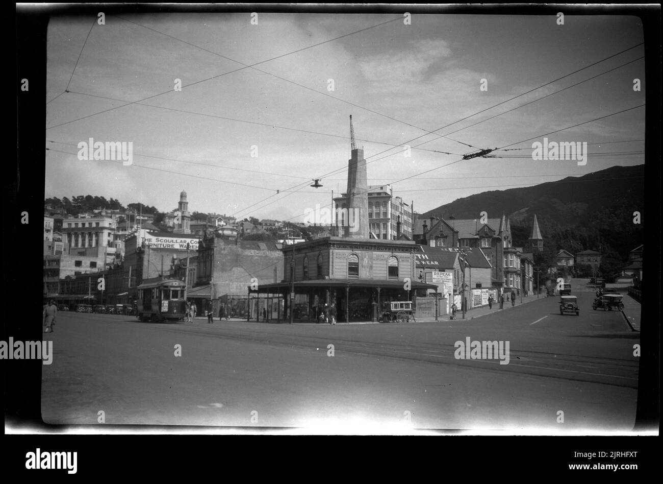 [Bowen Street et Lambton Quay, Wellington], 1920s à 1930s, Wellington, par Roland Searle. Banque D'Images