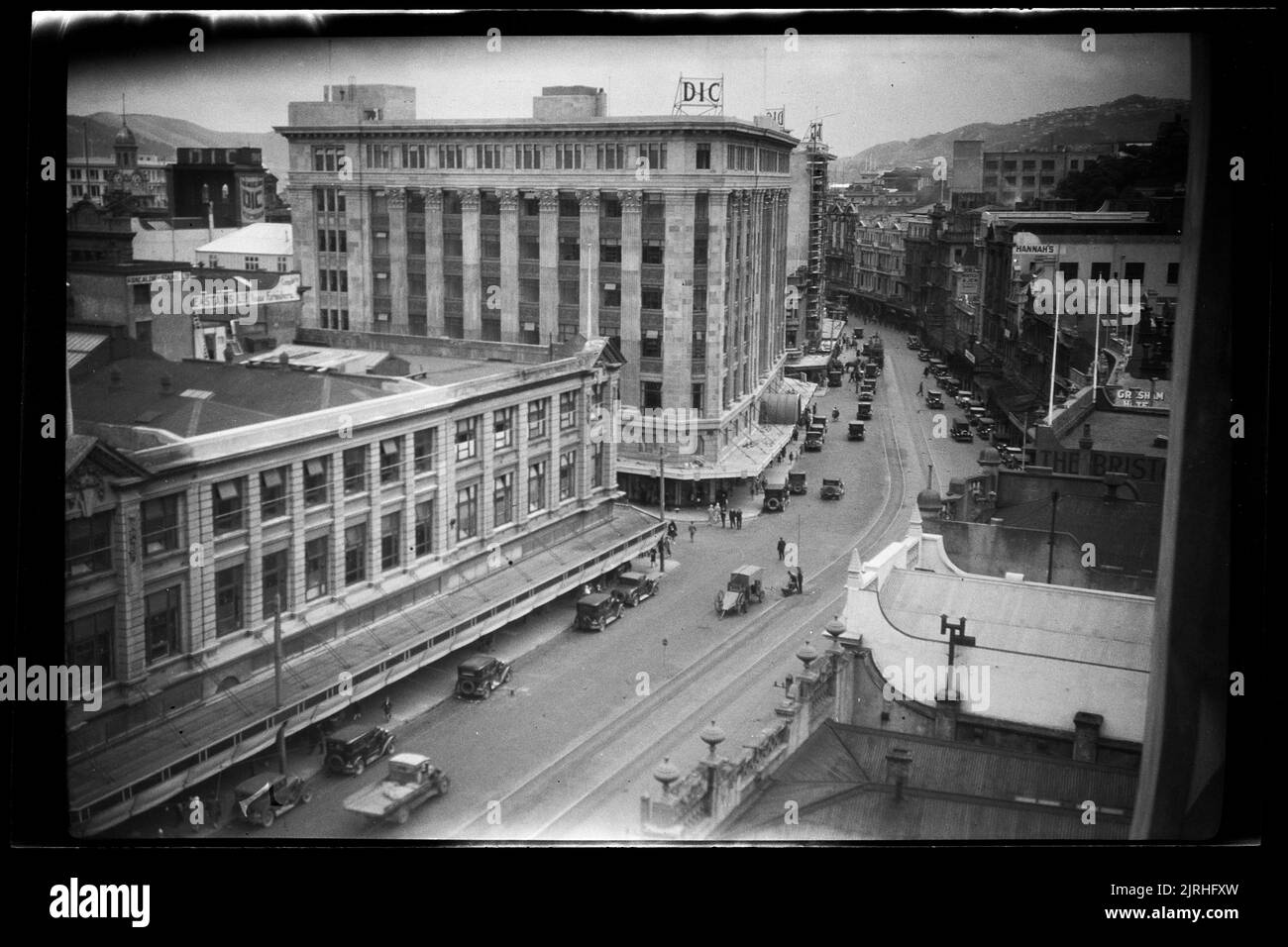 [Lambton Quay, Wellington], 1920s à 1930s, Wellington, par Roland Searle. Banque D'Images