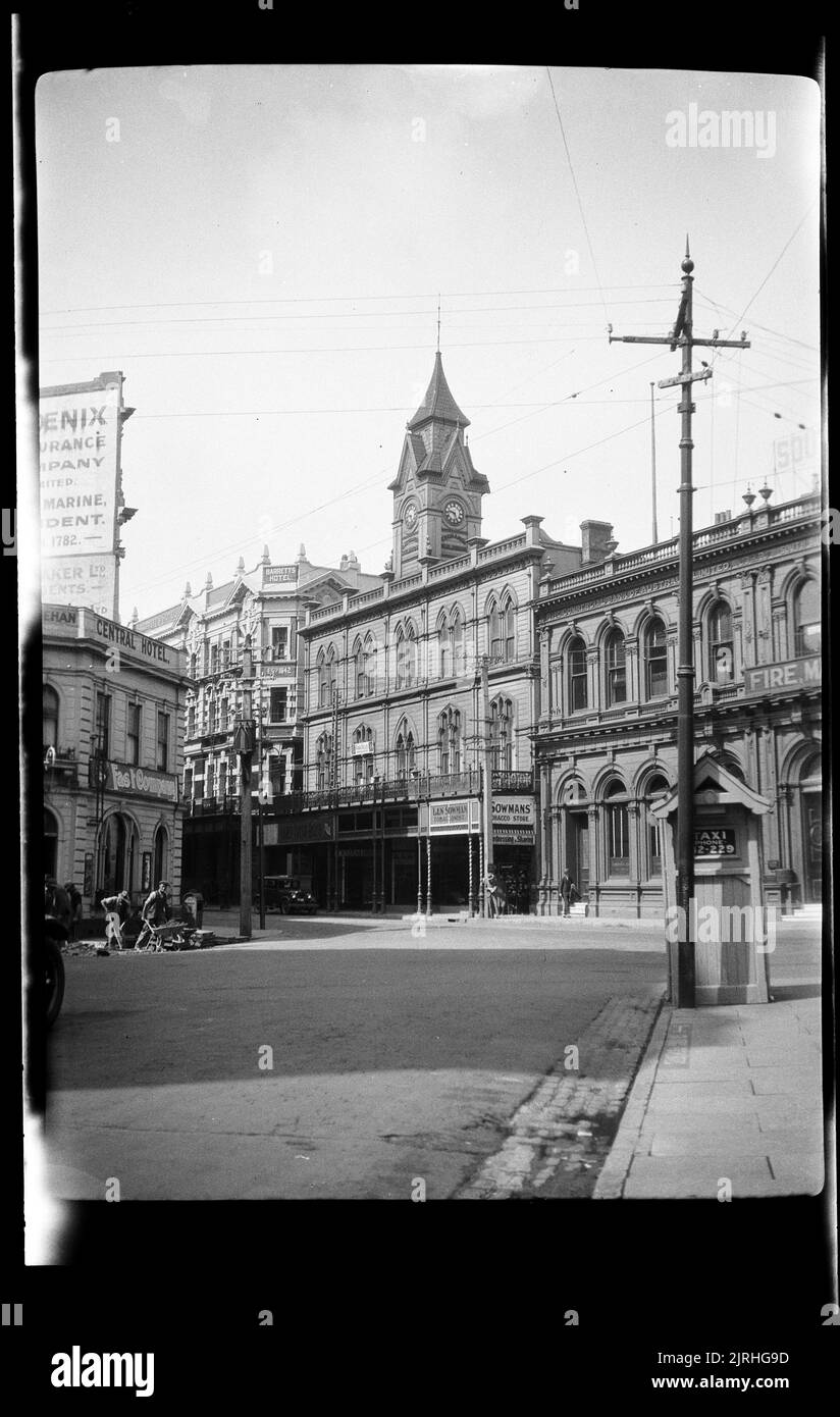 Lambton Quay, de la rue Featherston, Wellington, 1920s à 1930s, Wellington, par Roland Searle. Banque D'Images