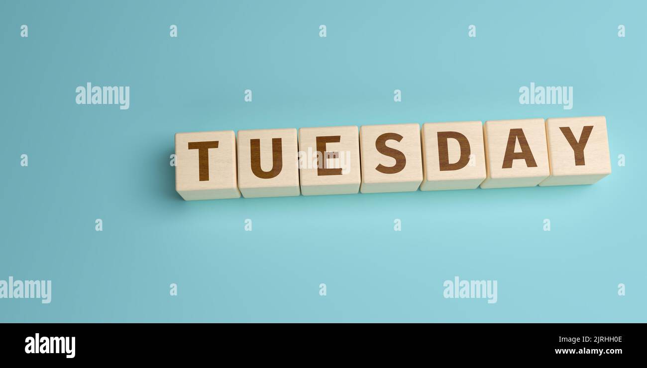 Le mot mardi construit à partir de lettres sur des cubes en bois. Vue grand angle avec espace de copie Banque D'Images