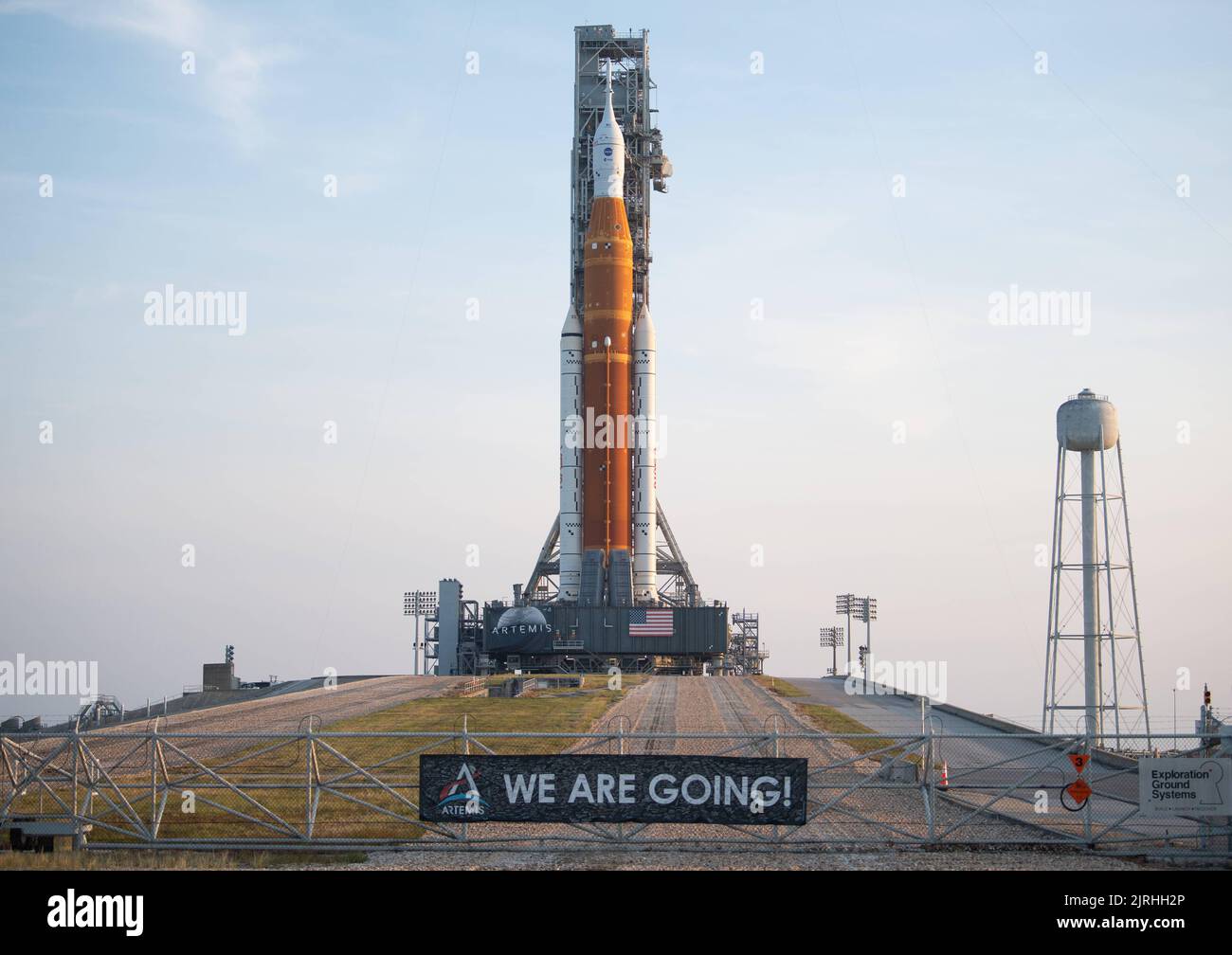 Cape Canaveral, Floride, États-Unis. 17th août 2022. La fusée SLS (Space Launch System) de la NASA à bord de l'engin spatial Orion est vue au lever du soleil au sommet du lanceur mobile lorsqu'elle arrive au Launch Pad 39B, le mercredi 17 août 2022, au Kennedy Space Center de la NASA en Floride. L'essai en vol Artemis I de la NASA est le premier essai intégré des systèmes d'exploration spatiale profonde de l'agence : l'engin spatial Orion, la fusée SLS et les systèmes de soutien au sol. Le lancement de l'essai en vol sans équipage est prévu au plus tôt le 29 août. Credit: Joel Kowsky/NASA/ZUMA Press Wire Service/ZUMAPRESS.com/Alamy Live News Banque D'Images
