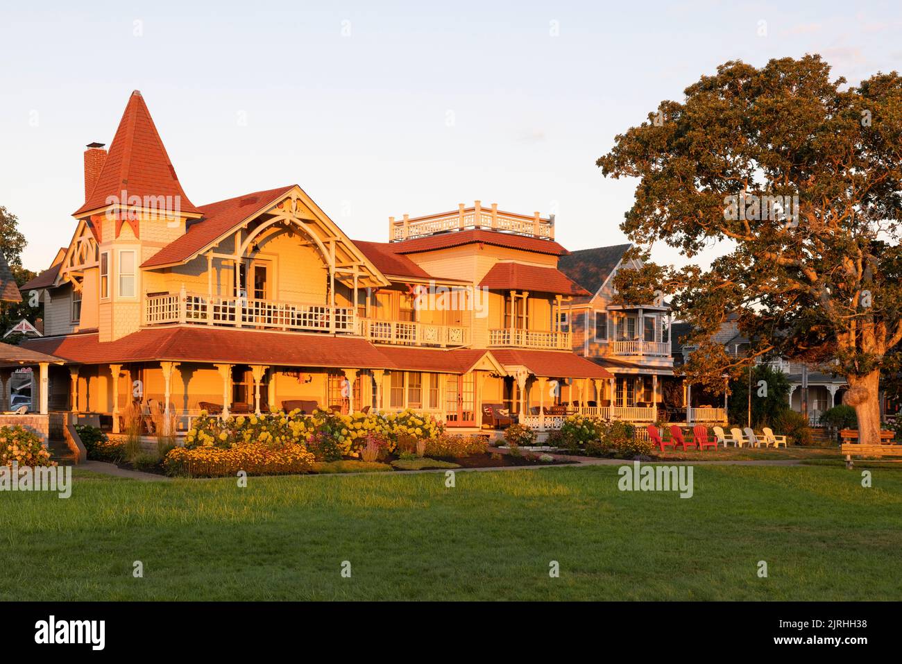 Maisons surplombant Ocean Park, à Oak Bluffs, Massachusetts, sur Martha's Vineyard, éclairées par la lumière du matin. Banque D'Images