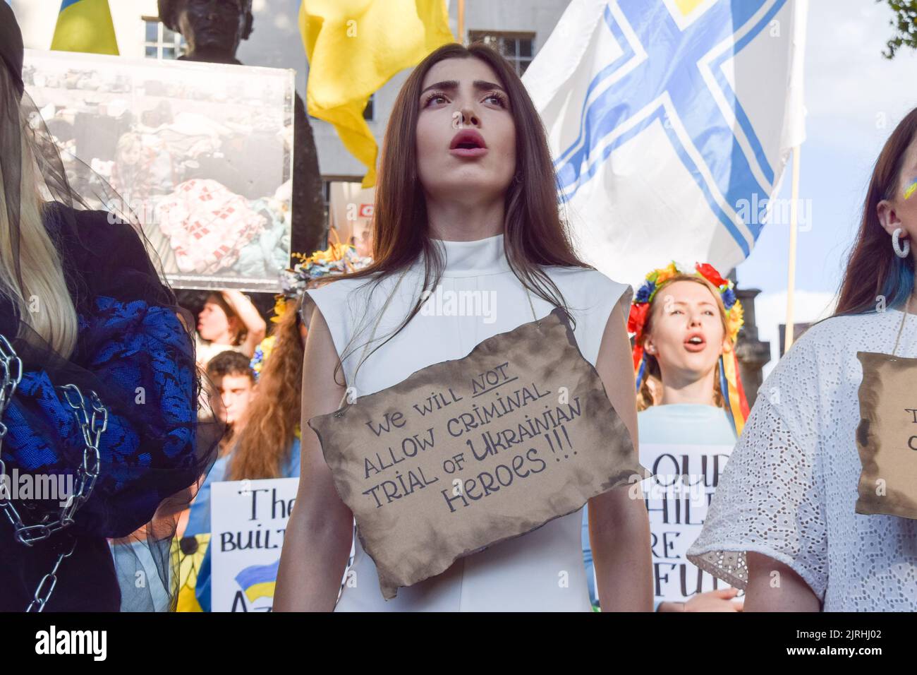 Londres, Angleterre, Royaume-Uni. 24th août 2022. Une femme porte un panneau qui indique ''nous n'autoriserons pas le procès criminel des héros ukrainiens''. Des manifestants se sont rassemblés devant Downing Street pour soutenir l'Ukraine à l'anniversaire de l'indépendance du pays en 31st, alors que la Russie poursuit son attaque. (Image de crédit : © Vuk Valcic/ZUMA Press Wire) Banque D'Images