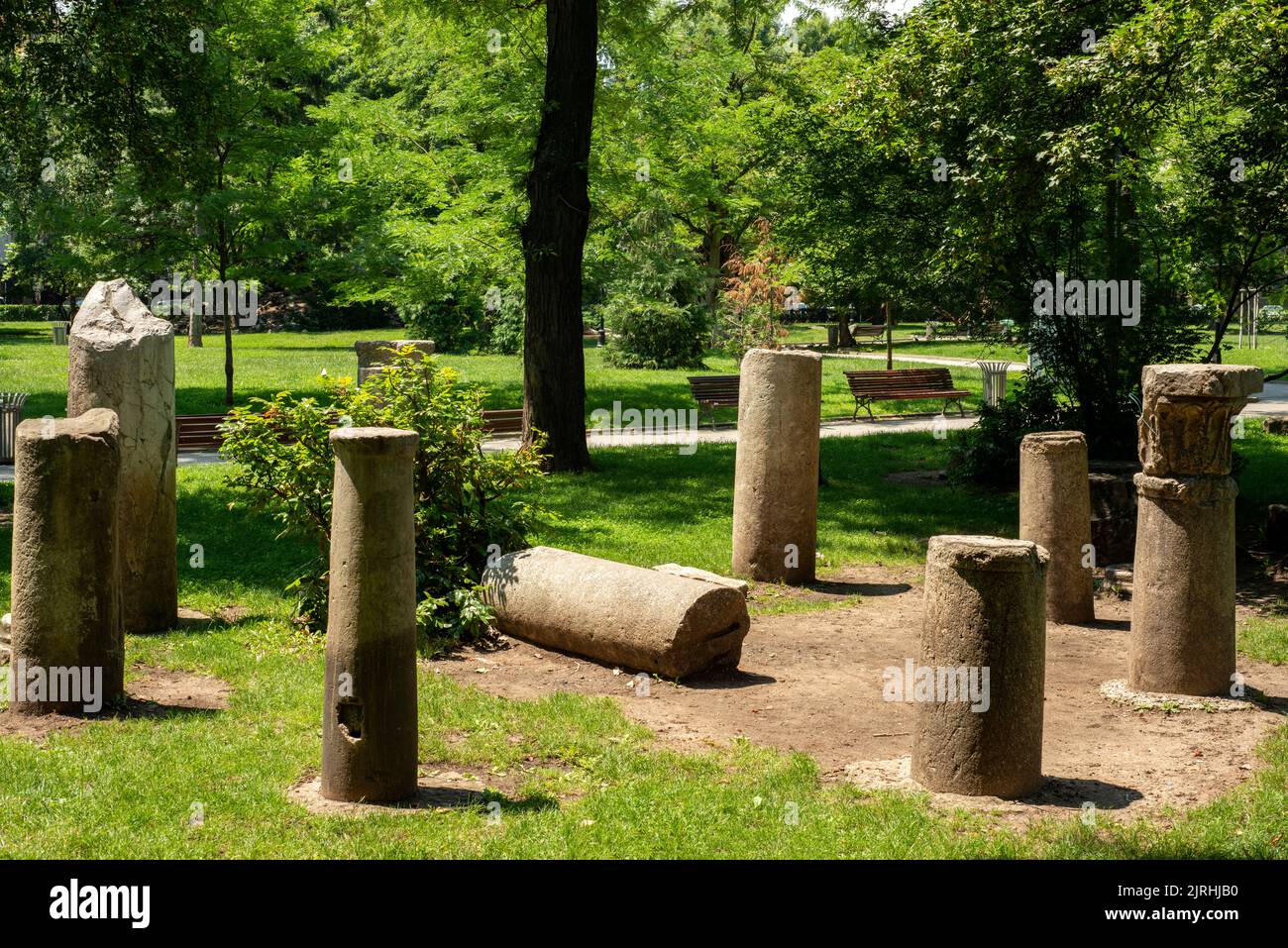 Sofia Bulgarie lapidarium avec des colonnes de pierre de l'ancien et ancien II - VI siècle trouvé dans l'ancien Serdica de l'époque de l'Empire romain. Banque D'Images