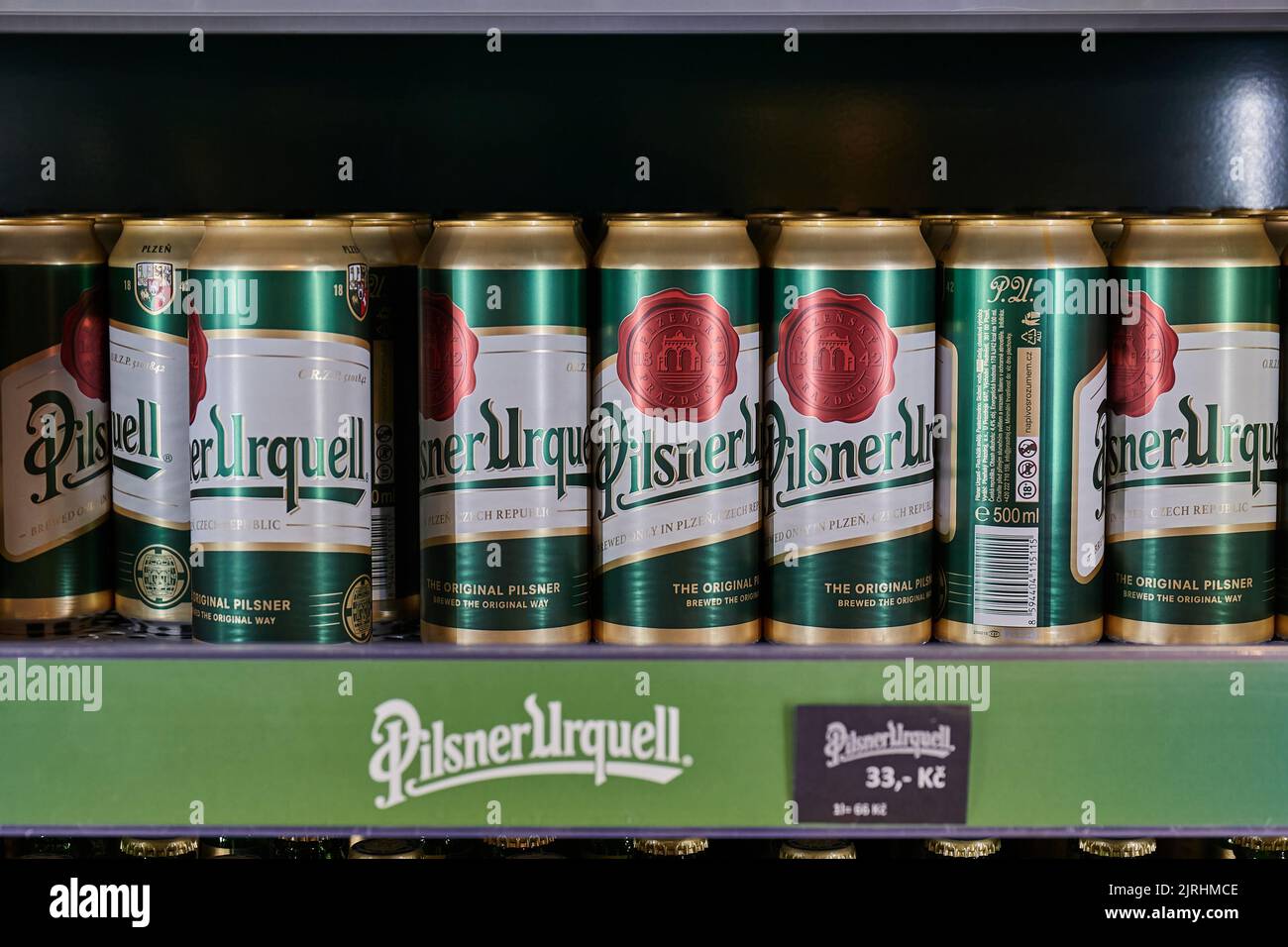 Pilsner Urquell bière dans un magasin Banque D'Images