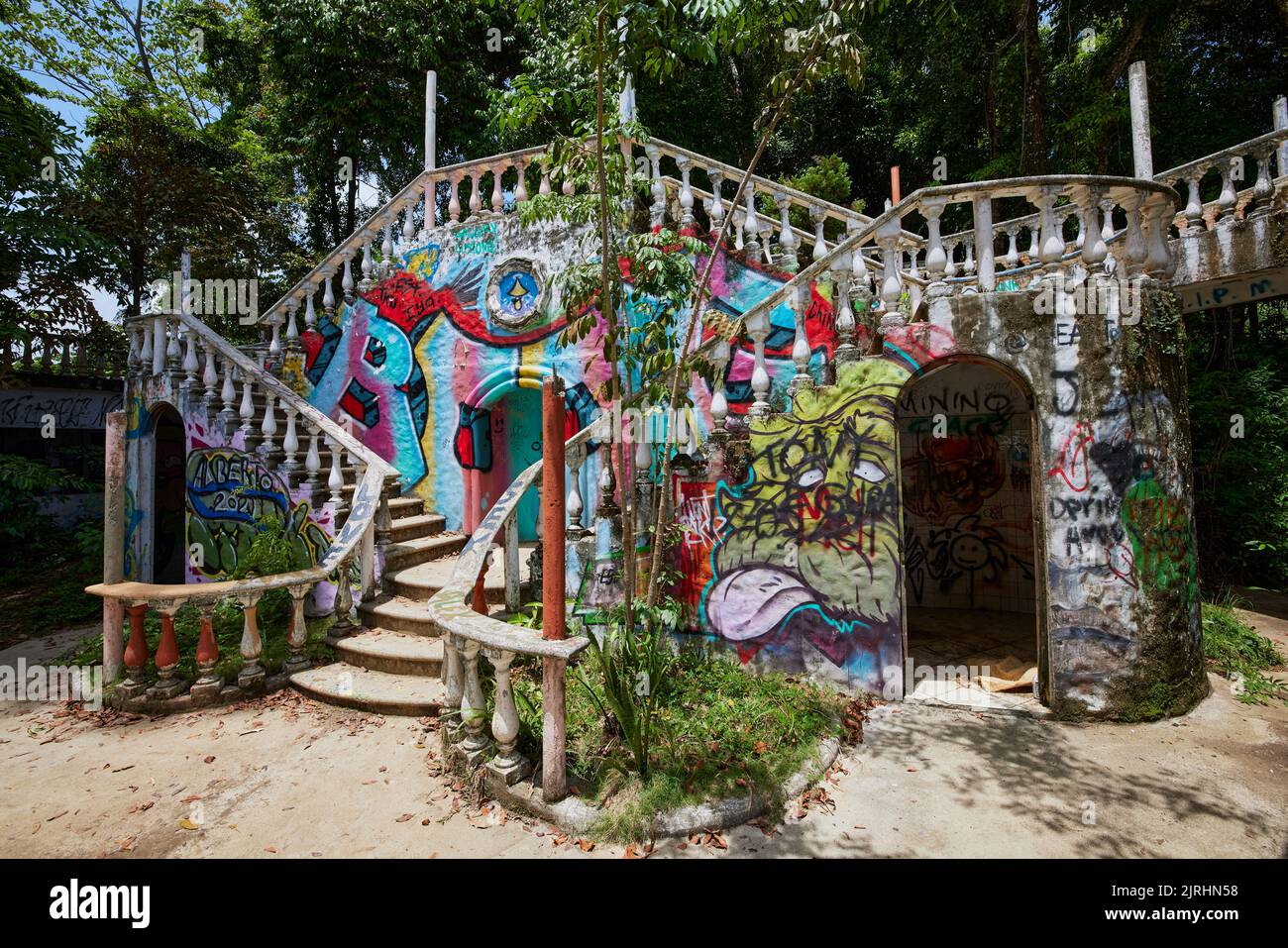 Un graffiti de rue sur les escaliers abandonnés à Playa Hermosa, Costa Rica Banque D'Images
