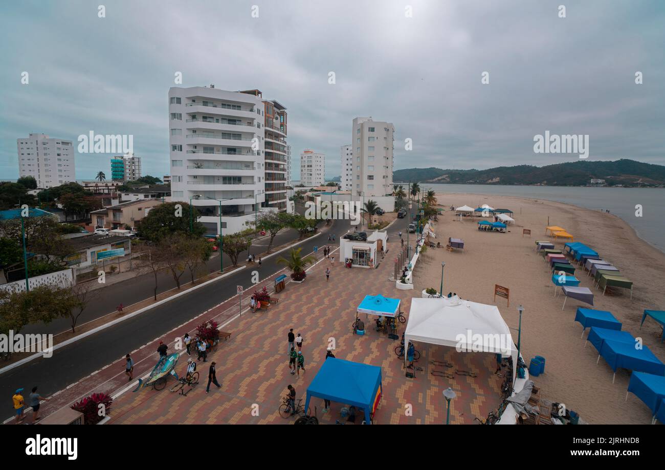 Bahia de Caraquez, Manabi / Equateur - 21 août 2022: Personnes marchant sur la promenade de la ville à côté de la plage par une journée nuageux Banque D'Images