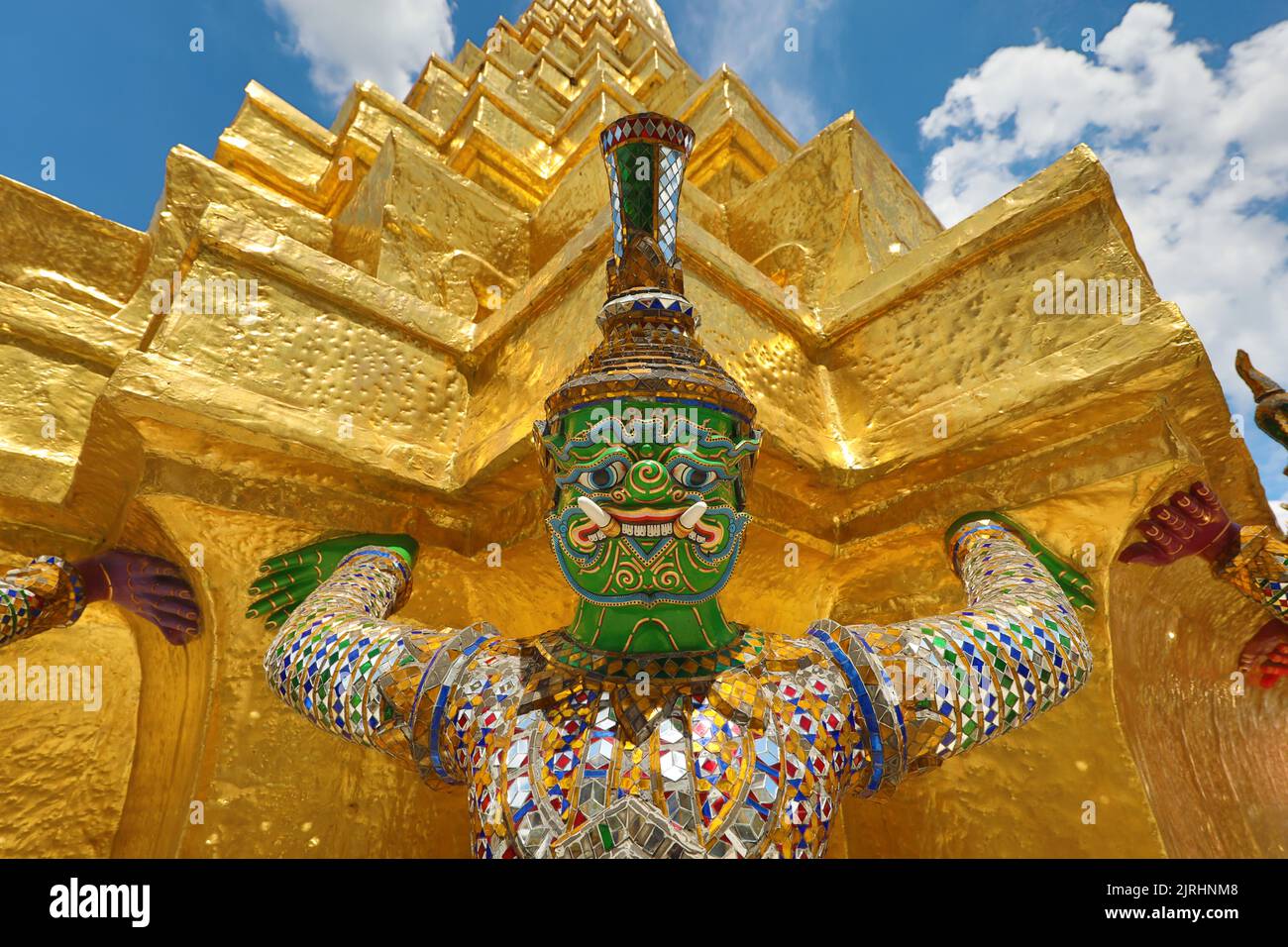 Statue de Yaksha Daemon sur un chedi doré, Phra Suvarnachedi, à Wat Phra Kaew, Temple du Bouddha d'Émeraude, Bangkok, Thaïlande Banque D'Images