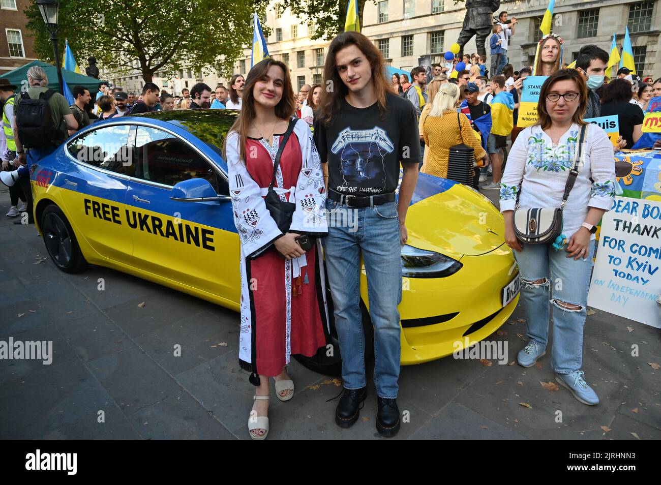 Downing Street, Londres, Royaume-Uni. 24 août 2022. Les Ukrainiens sont très fiers de leur culture et de nombreux Ukrainiens portent des tissus ukrainiens traditionnels et une belle adresse. Aujourd'hui est l'Ukraine Rally jour de l'indépendance 'mettre fin à la guerre en Ukraine ensemble, mettre fin à l'invasion de la Russie. Banque D'Images