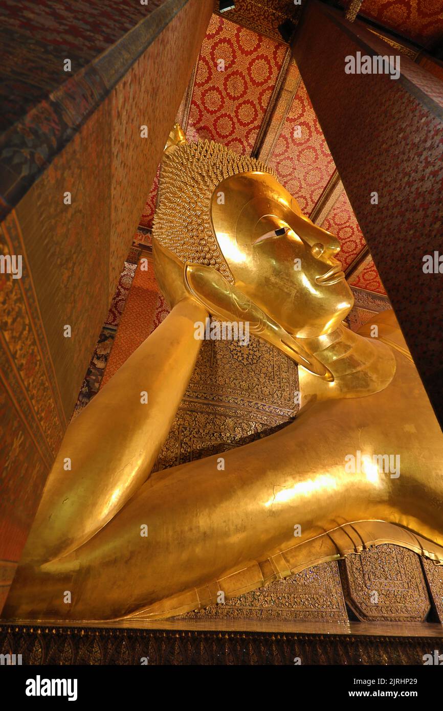 Statue de Bouddha couché d'or au Temple de Wat Pho à Bangkok, Thaïlande Banque D'Images