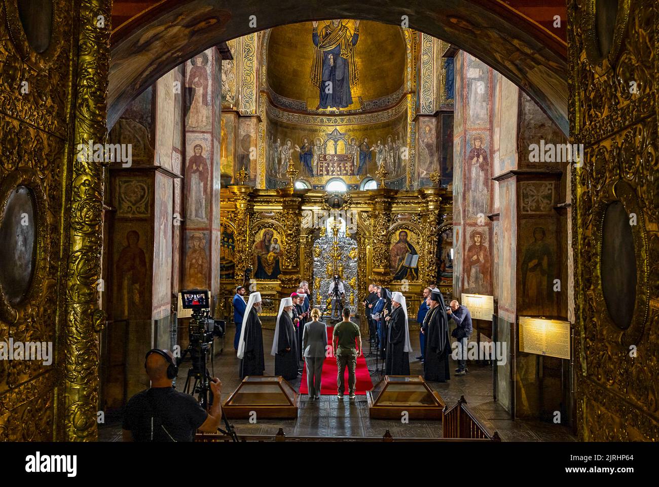 Le jour de l'indépendance, le président Volodymyr Zelensky et sa femme Olena ont pris part à l'événement solennel "prière pour l'Ukraine", qui s'est déroulé à la cathédrale Sainte-Sophie à Kiev. La chorale de chambre a interprété « notre Père ». Après cela, les chefs d'églises et d'organisations religieuses ont prié pour l'Ukraine et ont prononcé des discours. Ils voulaient que la paix vienne à Dès que possible, ainsi que la force du peuple ukrainien à endurer en temps d'accords. Après les discours, le chœur interprète l'hymne spirituel 'Dieu, le grand! Sauver l'Ukraine pour nous ». Banque D'Images