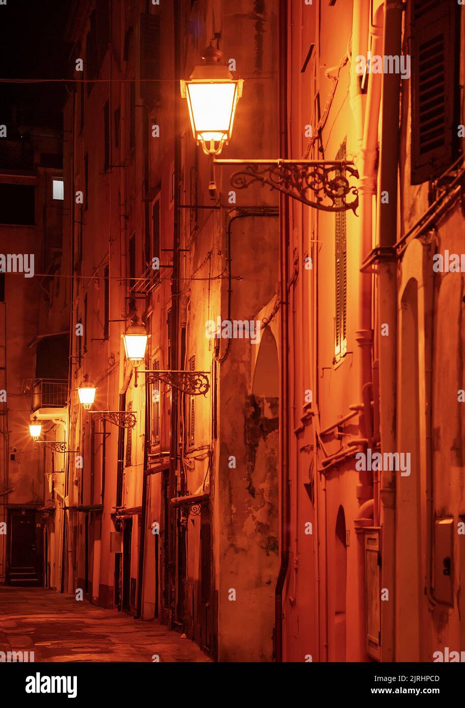 Nuit rue étroite avec lanternes vintage, Sanremo, Italie Banque D'Images