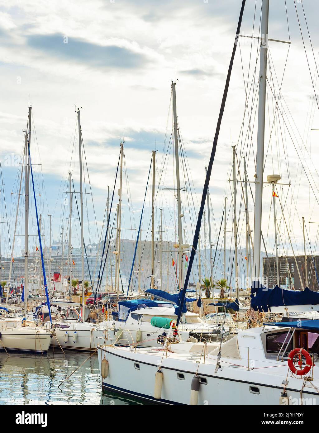 Marina avec yachts de luxe amarrés, bateau de croisière en arrière-plan, ciel couvert. Sanremo, Italie Banque D'Images