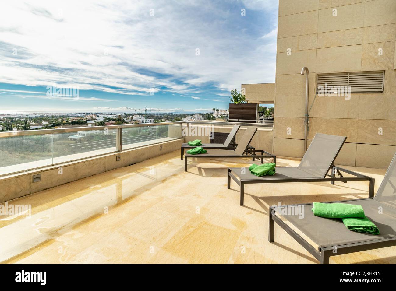 Une sélection de chaises longues dans un appartement donnant sur la côte méditerranéenne du sud de l'Espagne Banque D'Images