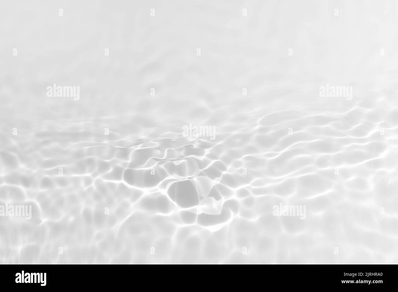 Texture de l'eau avec reflets du soleil sur l'effet de superposition de l'eau pour la photo ou la maquette. Effet caustique de l'ombre portée gris clair organique avec réfraction des ondes Banque D'Images