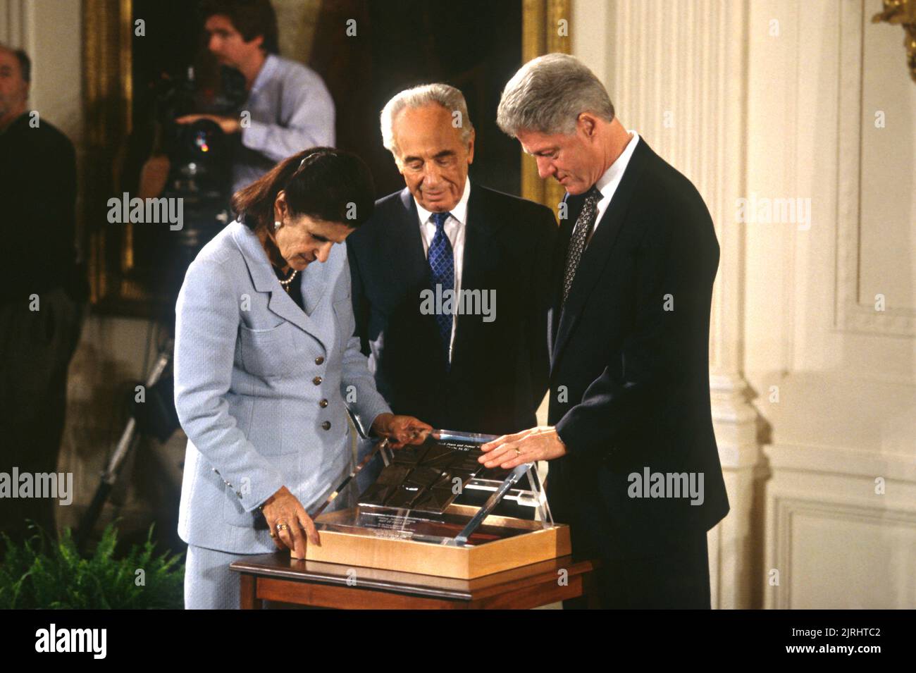 Le Premier ministre israélien Shimon Peres, au centre, et Leah Rabin, ont quitté le pays, l'épouse du Premier ministre assassiné Yitzhak Rabin, qui a remis le Prix de l'homme de la paix Rabin-Peres au président américain Bill Clinton, lors d'une cérémonie dans la salle est de la Maison Blanche, à 21 novembre 1997, à Washington Banque D'Images