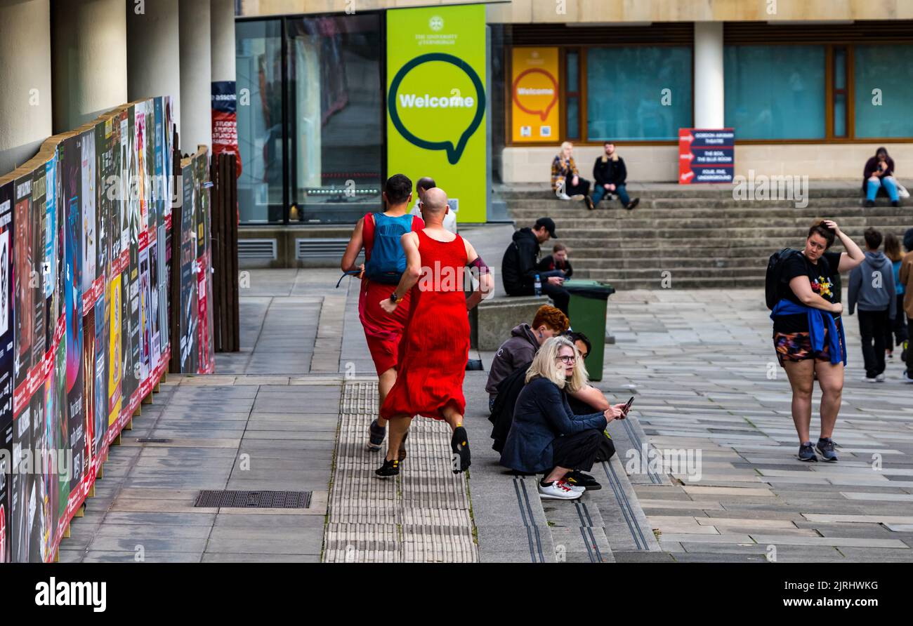 George Square, Édimbourg, Écosse, Royaume-Uni, 24th août 2022. Red Dress Run : l'événement annuel a lieu avec des coureurs portant des robes rouges qui traversent la ville pour recueillir de l'argent pour la charité. Crédit : Sally Anderson/Alay Live News Banque D'Images