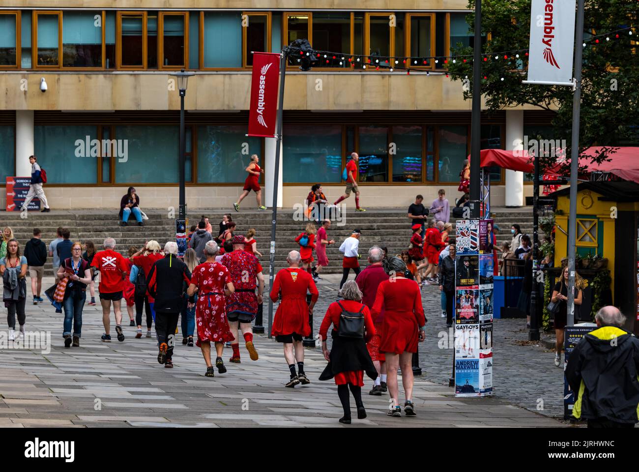 George Square, Édimbourg, Écosse, Royaume-Uni, 24th août 2022. Red Dress Run : l'événement annuel a lieu avec des coureurs portant des robes rouges qui traversent la ville pour recueillir de l'argent pour la charité. Crédit : Sally Anderson/Alay Live News Banque D'Images
