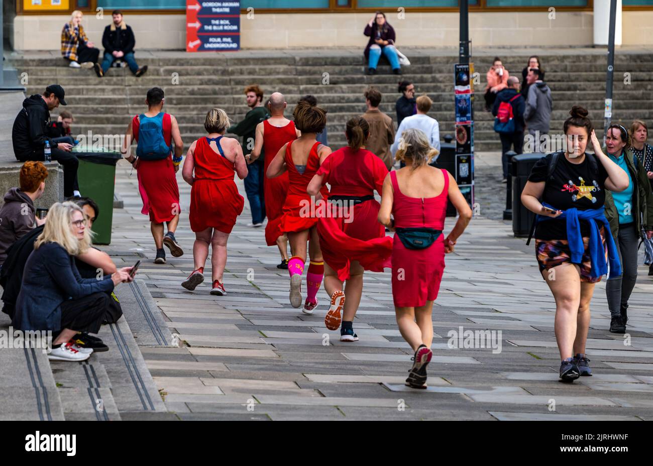 George Square, Édimbourg, Écosse, Royaume-Uni, 24th août 2022. Red Dress Run : l'événement annuel a lieu avec des coureurs portant des robes rouges qui traversent la ville pour recueillir de l'argent pour la charité. Crédit : Sally Anderson/Alay Live News Banque D'Images