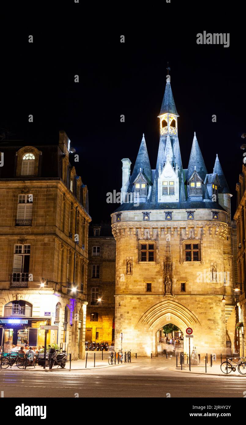 Vue nocturne de la célèbre et pittoresque porte Cailhau à Bordeaux, Grironde, Aquitaine. France Banque D'Images