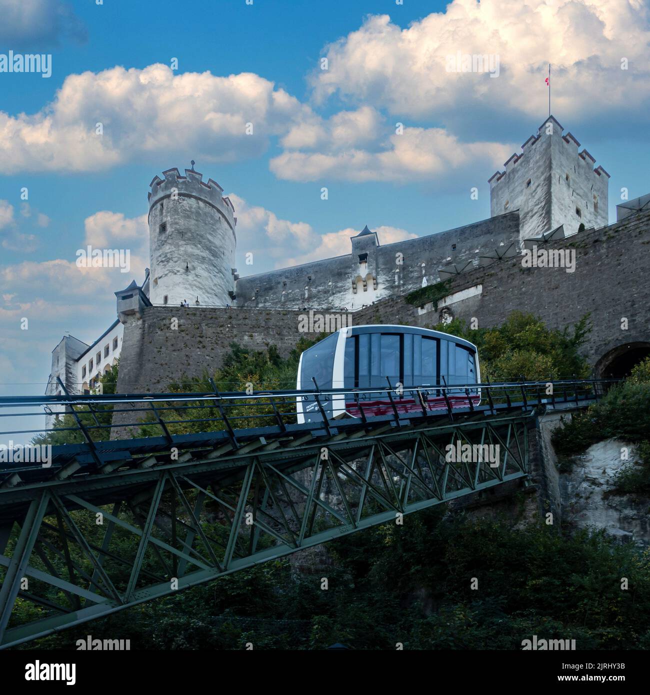 Vue panoramique sur le funiculaire, funiculaire de la forteresse jusqu'au château de Hohensalzburg, Salzbourg, Autriche sous un ciel bleu Banque D'Images