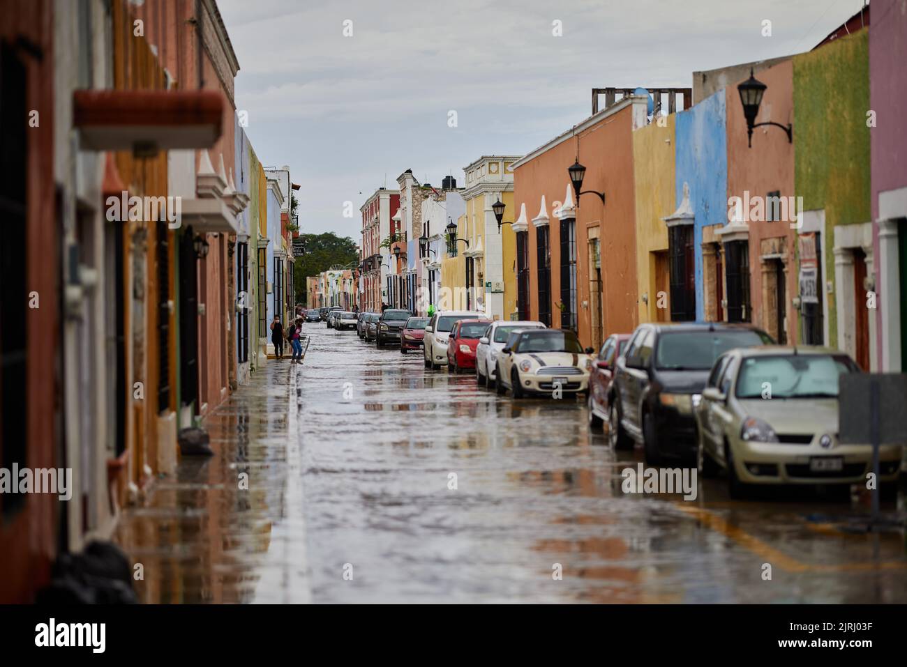 Les vieilles maisons colorées et les voitures garées par temps de pluie Banque D'Images