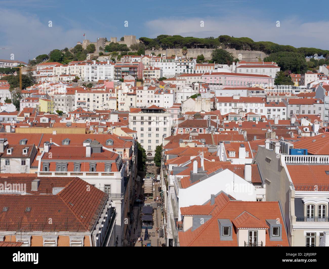 Lisbonne : paysage urbain élevé avec le château de St George en arrière-plan, vu depuis le célèbre ascenseur de Santa Justa. Portugal. Banque D'Images