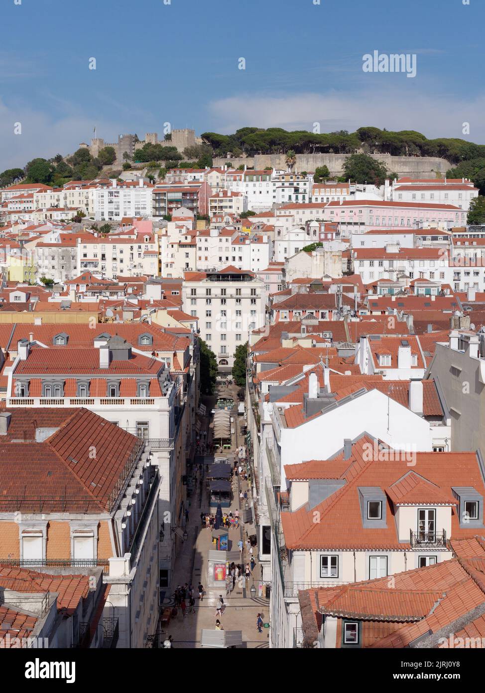 Lisbonne : paysage urbain élevé avec le château de St George en arrière-plan, vu depuis le célèbre ascenseur de Santa Justa. Portugal. Banque D'Images