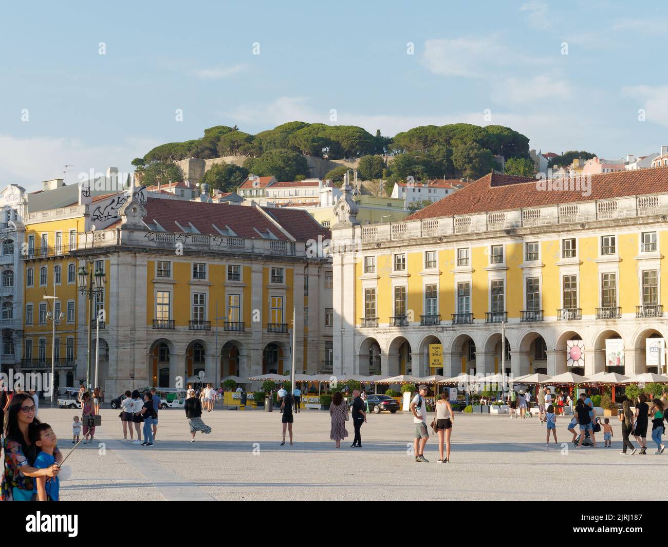 Place commerciale à Lisbonne, Portugal avec le château St George en arrière-plan. Banque D'Images
