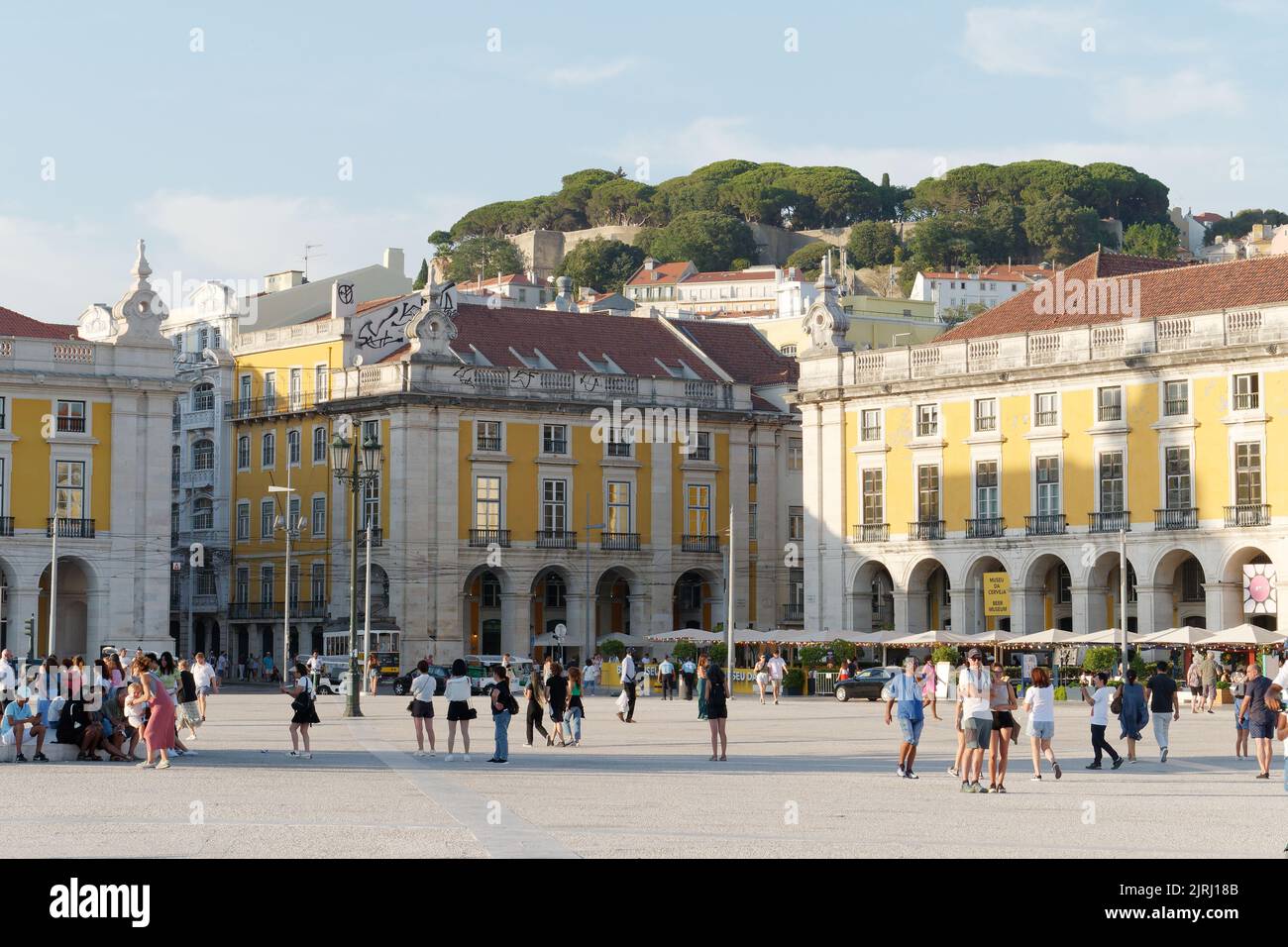 Place commerciale à Lisbonne, Portugal avec le château St George en arrière-plan. Banque D'Images
