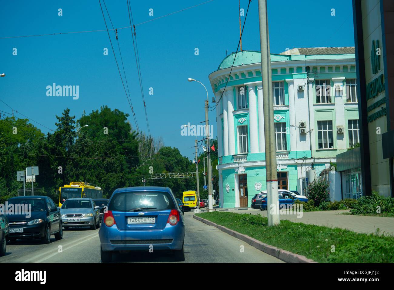 Kerch, Crimée - 31 juillet 2022 : paysage urbain avec rues et transports. Banque D'Images