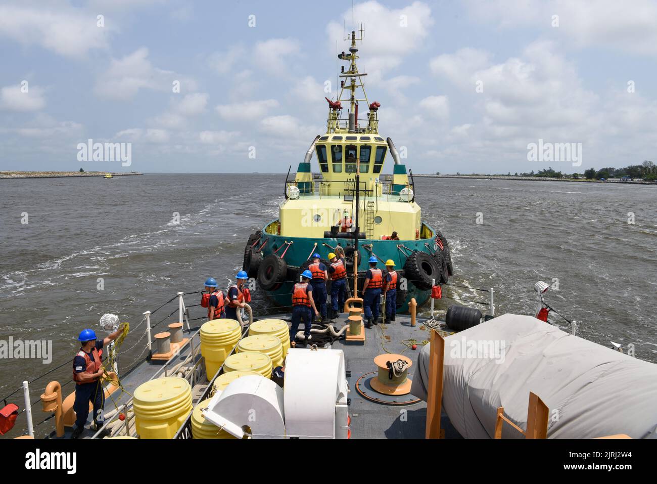 Les membres de l'équipage affectés à l'USCGC Mohawk (WMEC 913) passent une ligne à un remorqueur avant d'arriver à Lagos, au Nigeria, le 18 août 2022. Mohawk est sur un déploiement prévu dans la zone d'opérations de la Marine américaine en Afrique, employée par la U.S. Sixth Fleet pour défendre les intérêts américains, alliés et partenaires. (É.-U. Photo de la Garde côtière par Petty Officer 3rd classe Jessica Fontenette) Banque D'Images