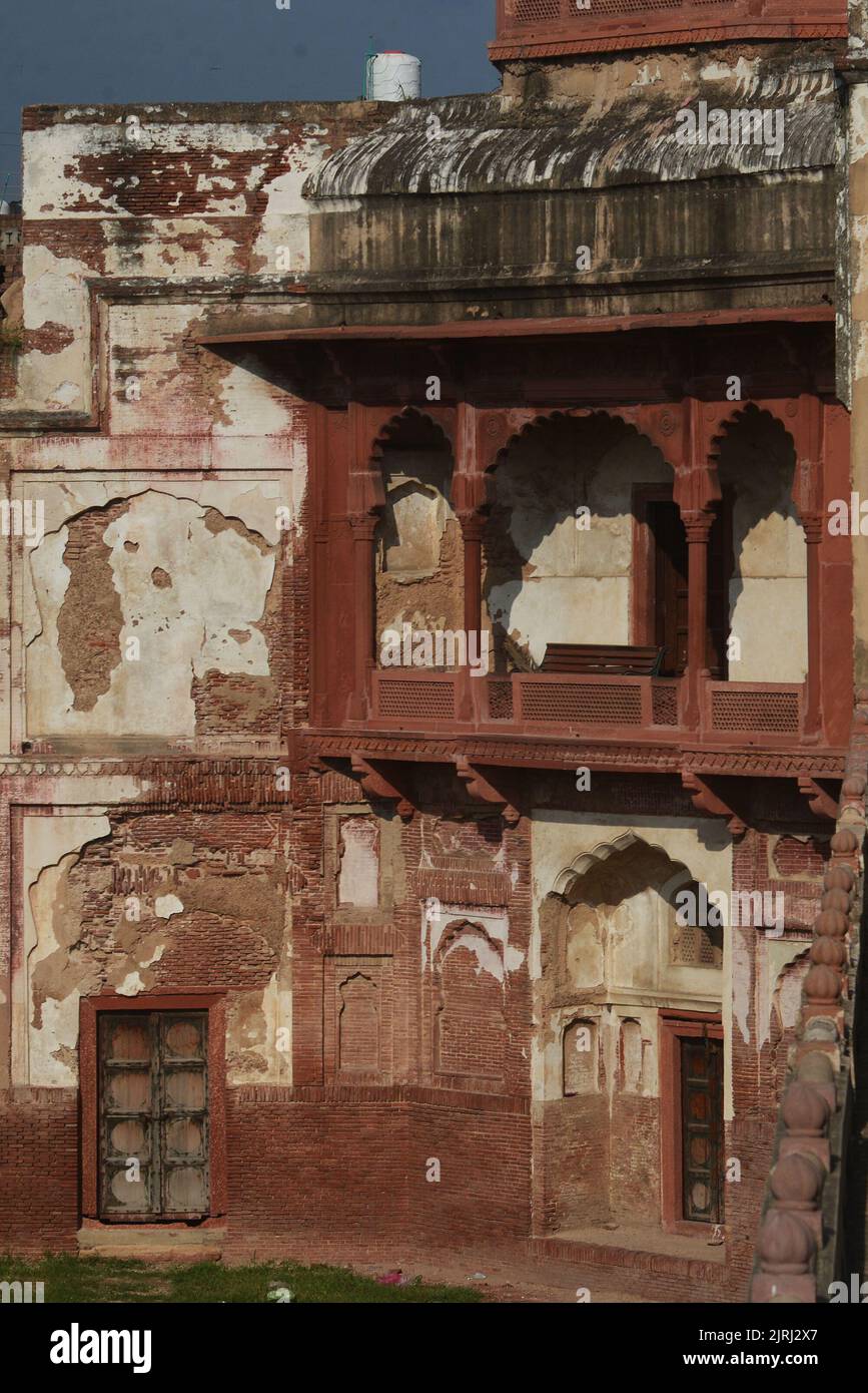 Lahore, Punjab, Pakistan. 24th août 2022. Une vue magnifique sur les nuages planant dans le ciel depuis le jardin historique de Shalamar pendant la saison des pluies à Lahore. Les jardins Shalimar (SH?l?m?r B?gh) sont un complexe de jardins Mughal situé à Lahore, au Pakistan. Les jardins datent de l'époque où l'empire moghol était à son zénith artistique et esthétique, et sont maintenant l'une des destinations touristiques les plus populaires du Pakistan. Les jardins Shalimar ont été disposés comme un jardin paradisiaque persan destiné à créer une représentation d'une utopie terrestre dans laquelle les humains coexistent en parfaite harmonie avec tous les e Banque D'Images