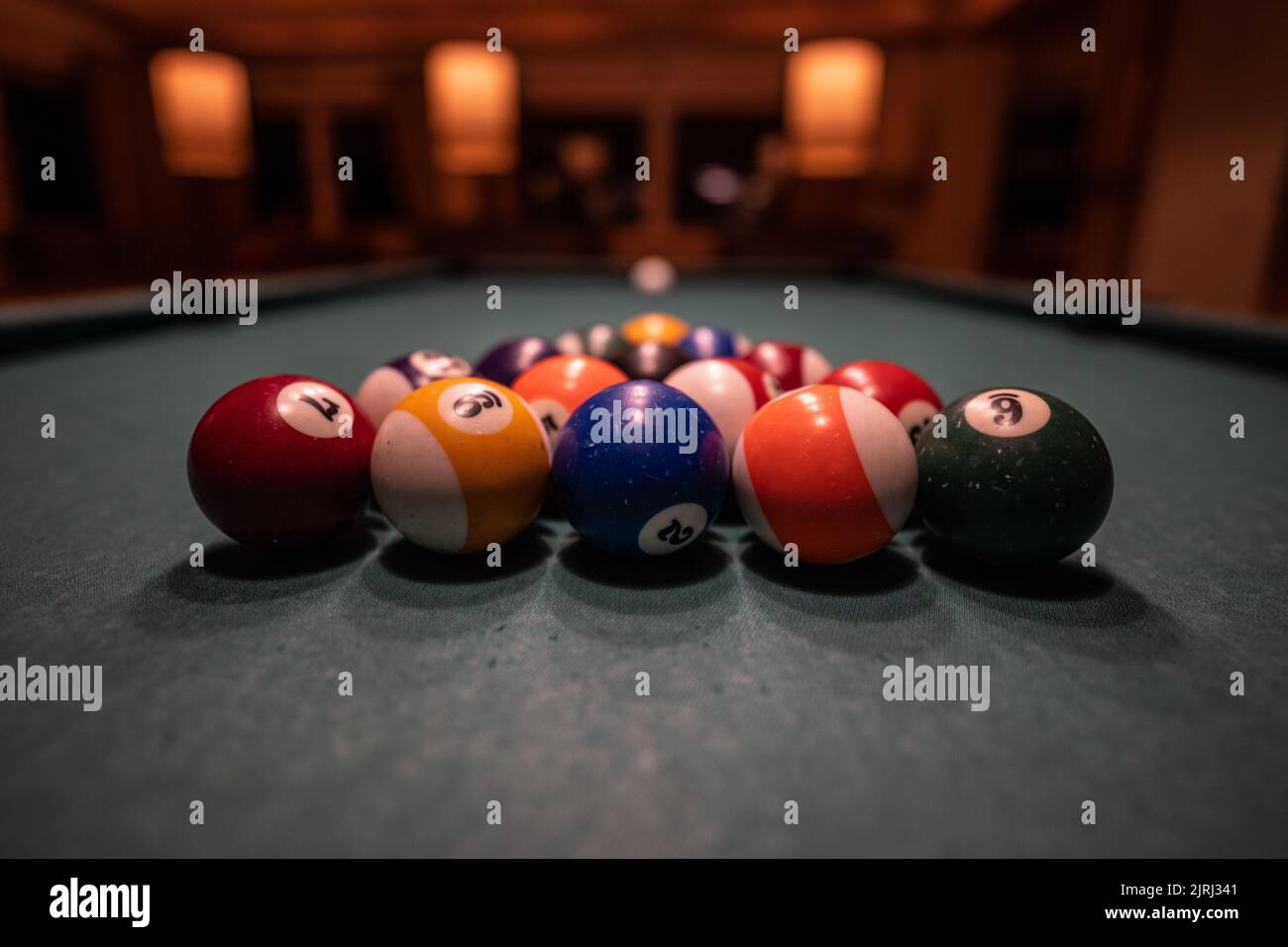 Biliard table avec des boules prêtes pour l'action, mais personne n'est là pour jouer encore. Banque D'Images