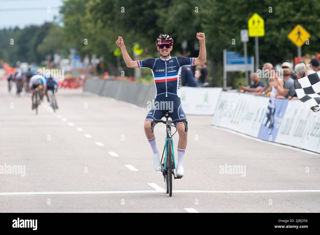 Alexander Leute, de France, remporte les Championnats du monde de paracyclisme 2022 de l'UCI dans la classification MC2, et porte le maillot arc-en-ciel sur le podium. Banque D'Images