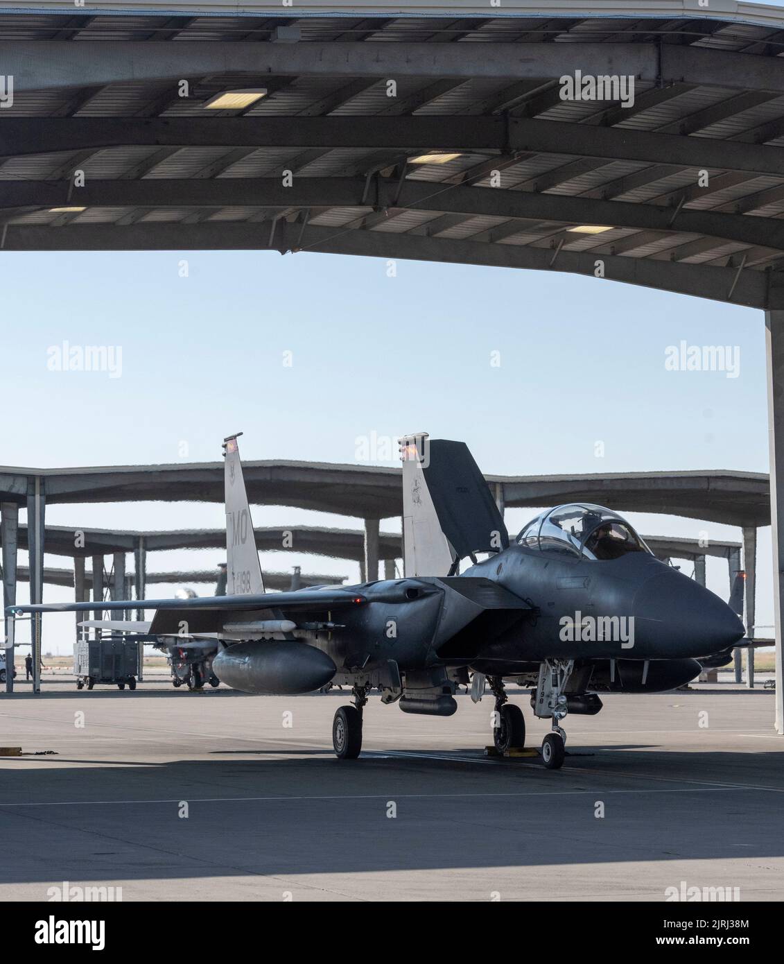 Les aviateurs de la Force aérienne des États-Unis du 389th Fighter Generation Squadron se préparent à lancer un aigle de frappe F-15E de la Force aérienne des États-Unis pour une mission d'entraînement de routine à la base aérienne de Mountain Home, Idaho, 22 août 2022. Le FGS est composé de responsables et de personnel administratif responsables de la santé et de la production de la puissance aérienne et est aligné sur l'escadron de chasse avec la même désignation numérique. (États-Unis Photo de la Force aérienne par le sergent d'état-major. Joshua Hoskins) Banque D'Images