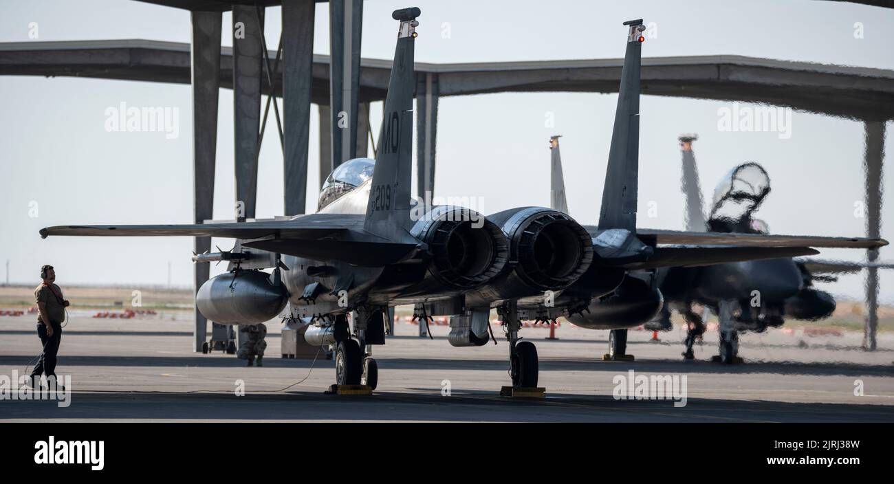 Les aviateurs de la Force aérienne des États-Unis du 389th Fighter Generation Squadron se préparent à lancer un aigle de frappe F-15E de la Force aérienne des États-Unis pour une mission d'entraînement de routine à la base aérienne de Mountain Home, Idaho, 22 août 2022. Le FGS est composé de responsables et de personnel administratif responsables de la santé et de la production de la puissance aérienne et est aligné sur l'escadron de chasse avec la même désignation numérique. (États-Unis Photo de la Force aérienne par le sergent d'état-major. Joshua Hoskins) Banque D'Images