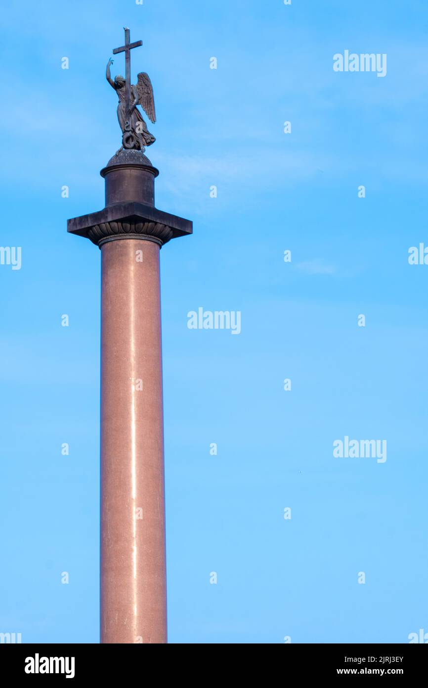 RUSSIE, PETERSBOURG - 18 AOÛT 2022: alexanderan pilier de colonne de ciel monument saint-pétersbourg ange vue de croix, concept top forme de l'histoire et de la place ancienne Banque D'Images