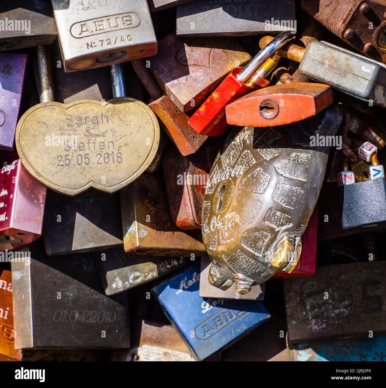 Cadenas inhabituel en forme de tortue sur le pont des écluses, Cologne Banque D'Images