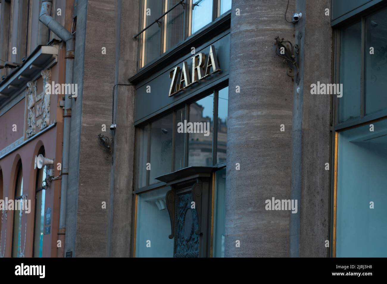 Zara shop inside Banque de photographies et d'images à haute résolution -  Alamy