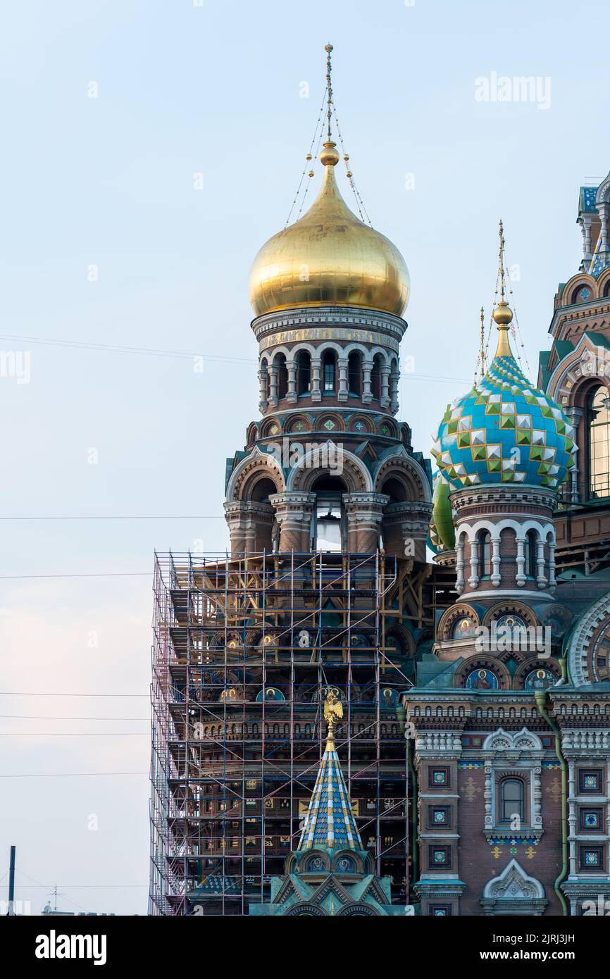 RUSSIE, PETERSBOURG - 18 AOÛT 2022: L'église de sang a sauvé St petersbourg la russie christ temple saint, de la construction de religion pour ciel pour saint russe Banque D'Images