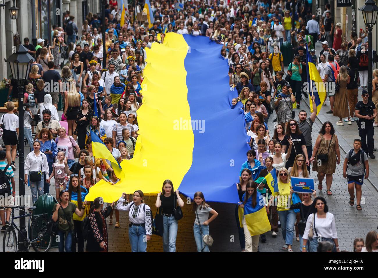 Cracovie, Pologne. 24th août 2022. Les gens ont un énorme drapeau ukrainien tout en assistant à une marche le jour de l'indépendance de l'Ukraine à Cracovie, Pologne sur 24 août 2022. Cette journée marque le 31st anniversaire de l'indépendance de l'Ukraine et 182 jours depuis le début de l'invasion russe à grande échelle. (Credit image: © Beata Zawrzel/ZUMA Press Wire) Banque D'Images