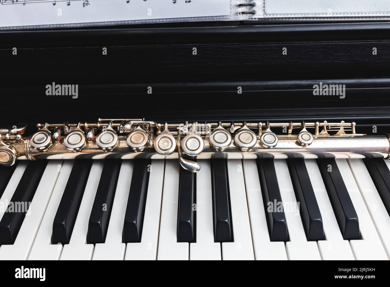 Gros plan de la flûte transversale sur les touches d'un piano Photo