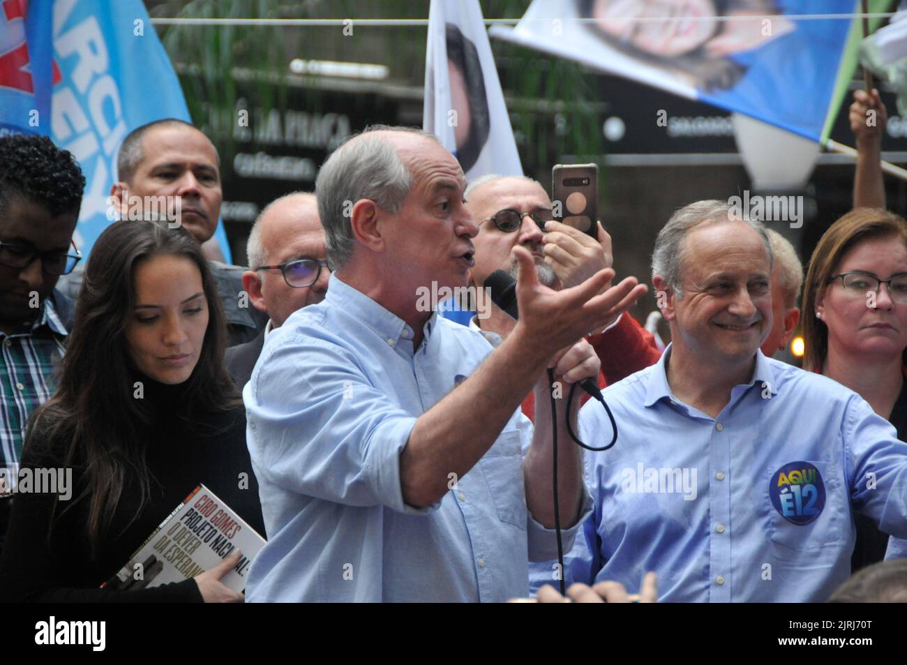 Porto Alegre, Brésil. 24th août 2022. Le candidat à la présidence de la République, Ciro Gomes (PDT), et le candidat au poste de gouverneur de Rio Grande do Sul, Vieira da Cunha (PDT), ont fait campagne à Praça da Alfândega, à Porto Alegre/RS et ont inauguré la nouvelle lettre de testament de Getulio Vargas. Crédit: Omar de Oliveira/FotoArena/Alamy Live News Banque D'Images