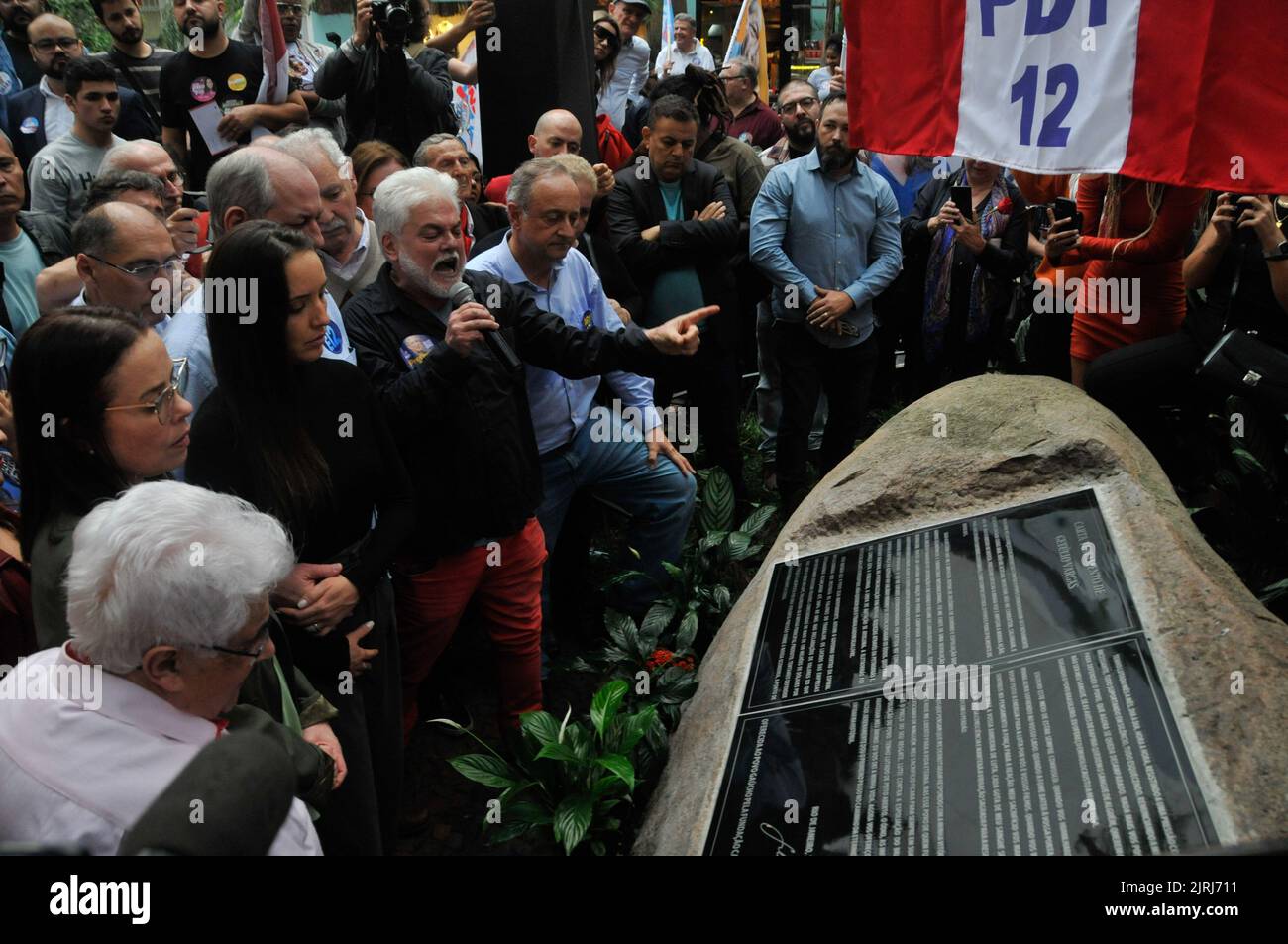 Porto Alegre, Brésil. 24th août 2022. Le candidat à la présidence de la République, Ciro Gomes (PDT), et le candidat au poste de gouverneur de Rio Grande do Sul, Vieira da Cunha (PDT), ont fait campagne à Praça da Alfândega, à Porto Alegre/RS et ont inauguré la nouvelle lettre de testament de Getulio Vargas. Crédit: Omar de Oliveira/FotoArena/Alamy Live News Banque D'Images
