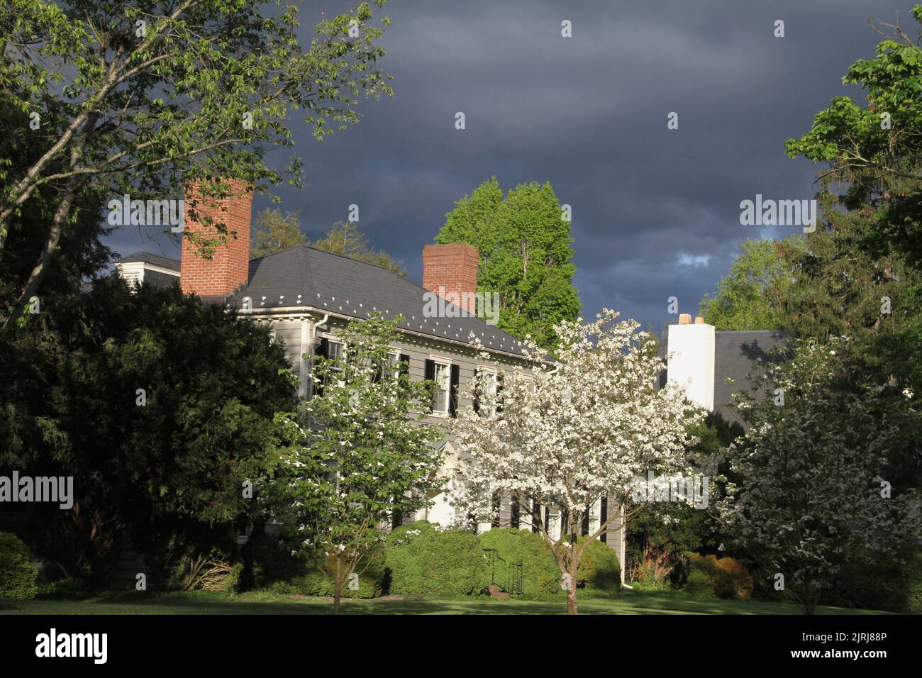 Soleil sur une belle maison à Lynchburg, va, Etats-Unis, avec des nuages de pluie sombres vu dans l'arrière. Banque D'Images