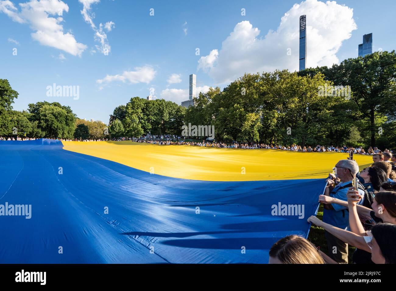 New York, États-Unis. 24th août 2022. Exposition du plus grand drapeau ukrainien connu en l'honneur du jour de l'indépendance de l'Ukraine à Sheep Meadow dans le Central Park de New York. Ses dimensions sont de 60 x 40 mètres. (Photo de Michael Brochstein/Sipa USA) crédit: SIPA USA/Alay Live News Banque D'Images