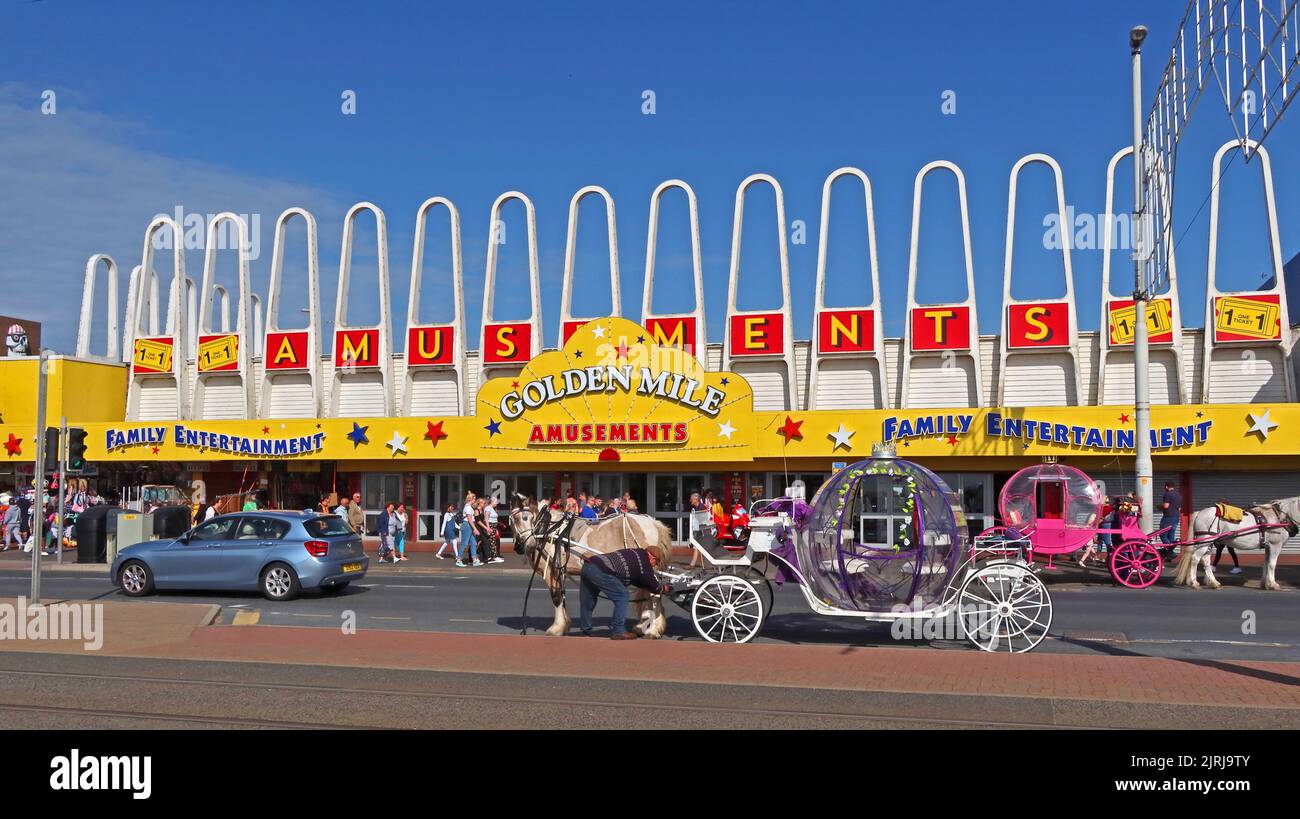 Golden Mile , Amusements , divertissement familial, machines à sous, Calèches tirées par des chevaux, sur la Promenade, Blackpool, Lancashire, Angleterre, Royaume-Uni, FY1 5AA Banque D'Images