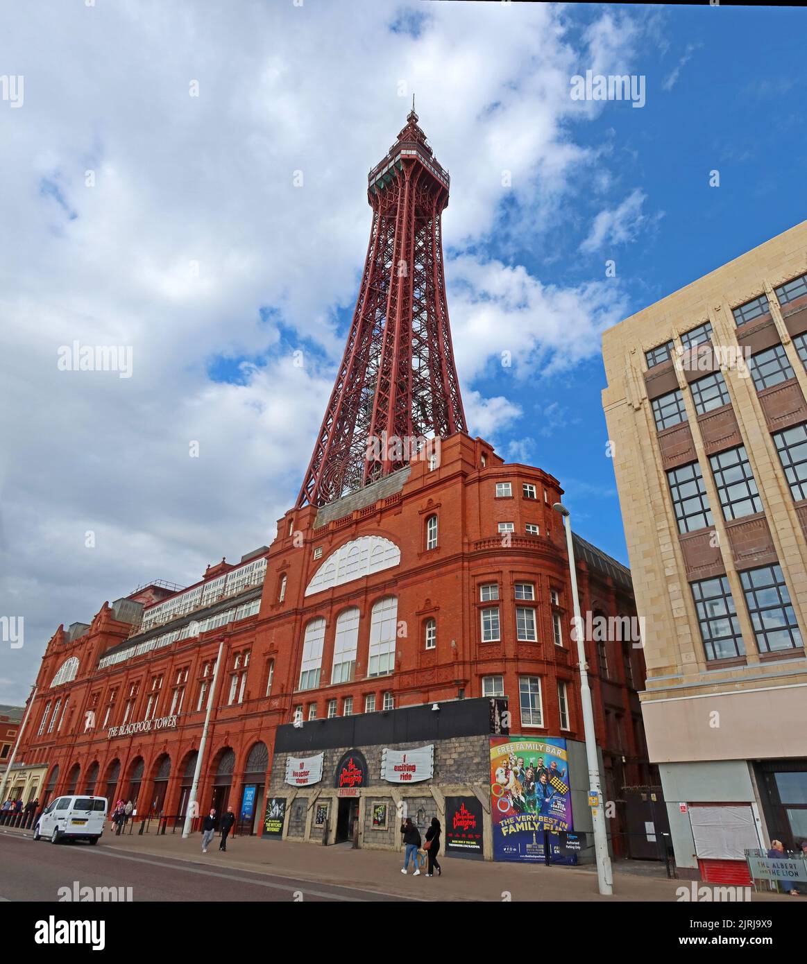 The Blackpool Tower, célèbre icône, sur la promenade, Blackpool station du nord-ouest, Lancashire, Angleterre, Royaume-Uni, FY1 4BJ Banque D'Images